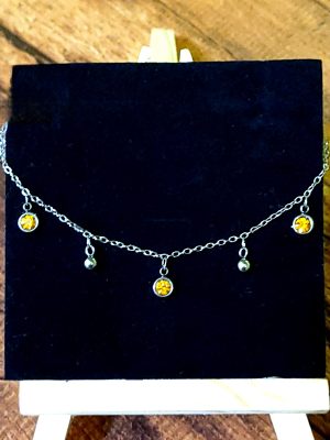 Collier Court Charms Éclat – Jaune Ambré & Acier