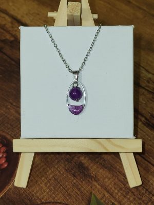 Collier Goutte d'Améthyste de Perle et Coquette : pendentif ovale en acier avec perle d'améthyste violette et résine assortie.