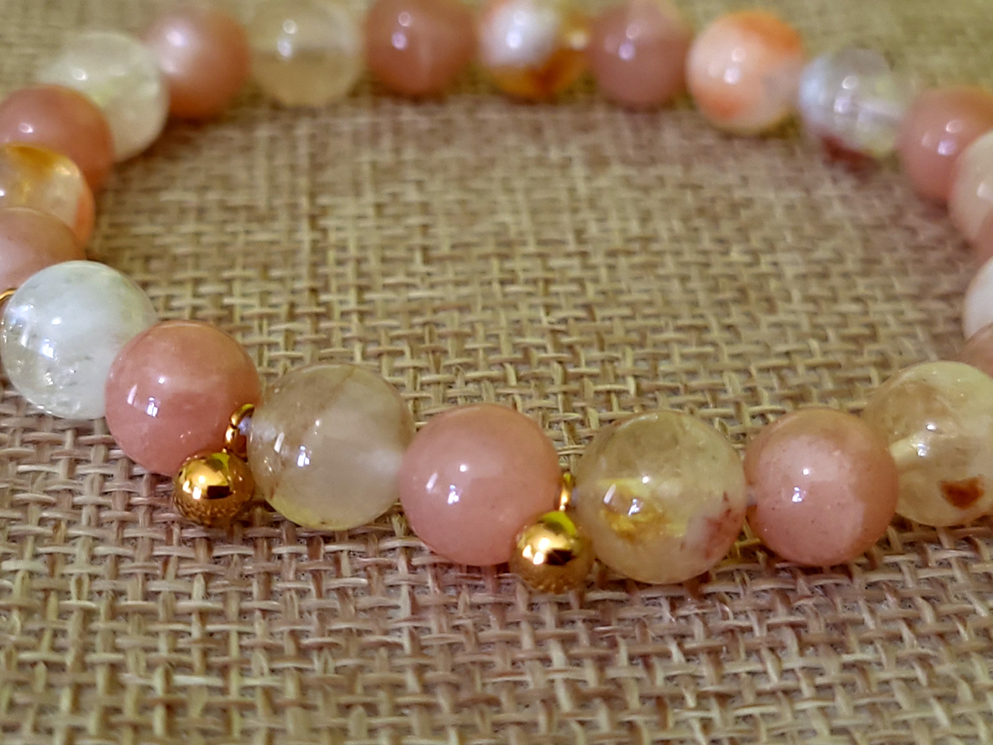 Bracelet artisanal Lumière Divine en perles de Pierre de Soleil et Citrine (Améthyste chauffé) avec billes en acier inoxydable.