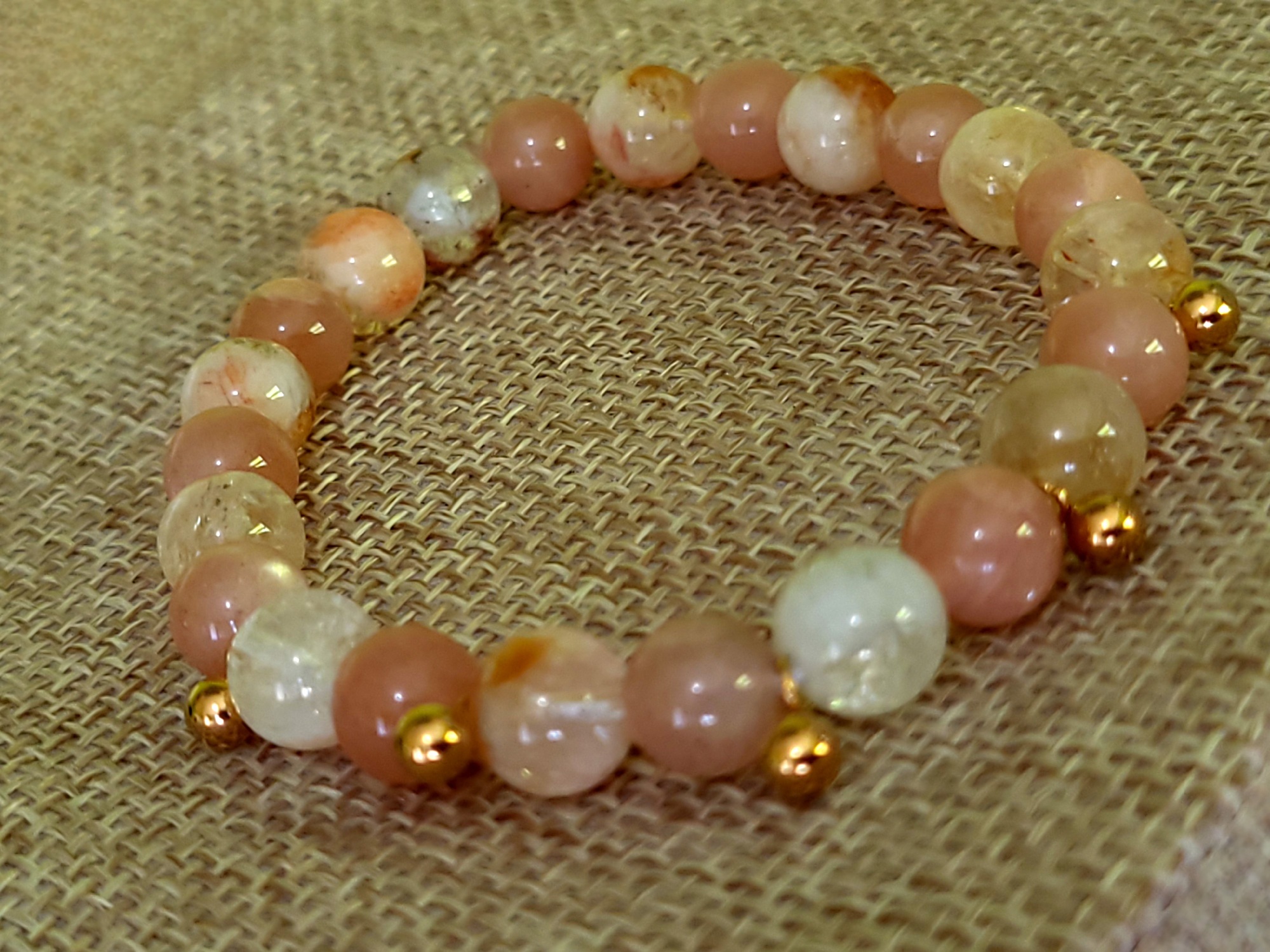 Bracelet artisanal Lumière Divine en perles de Pierre de Soleil et Citrine (Améthyste chauffé) avec billes en acier inoxydable.