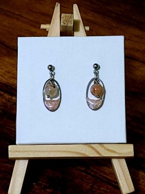 "Paire de boucles d'oreilles gouttes avec perles de citrine et résine pailletée en acier inoxydable, création Perle et Coquette."
