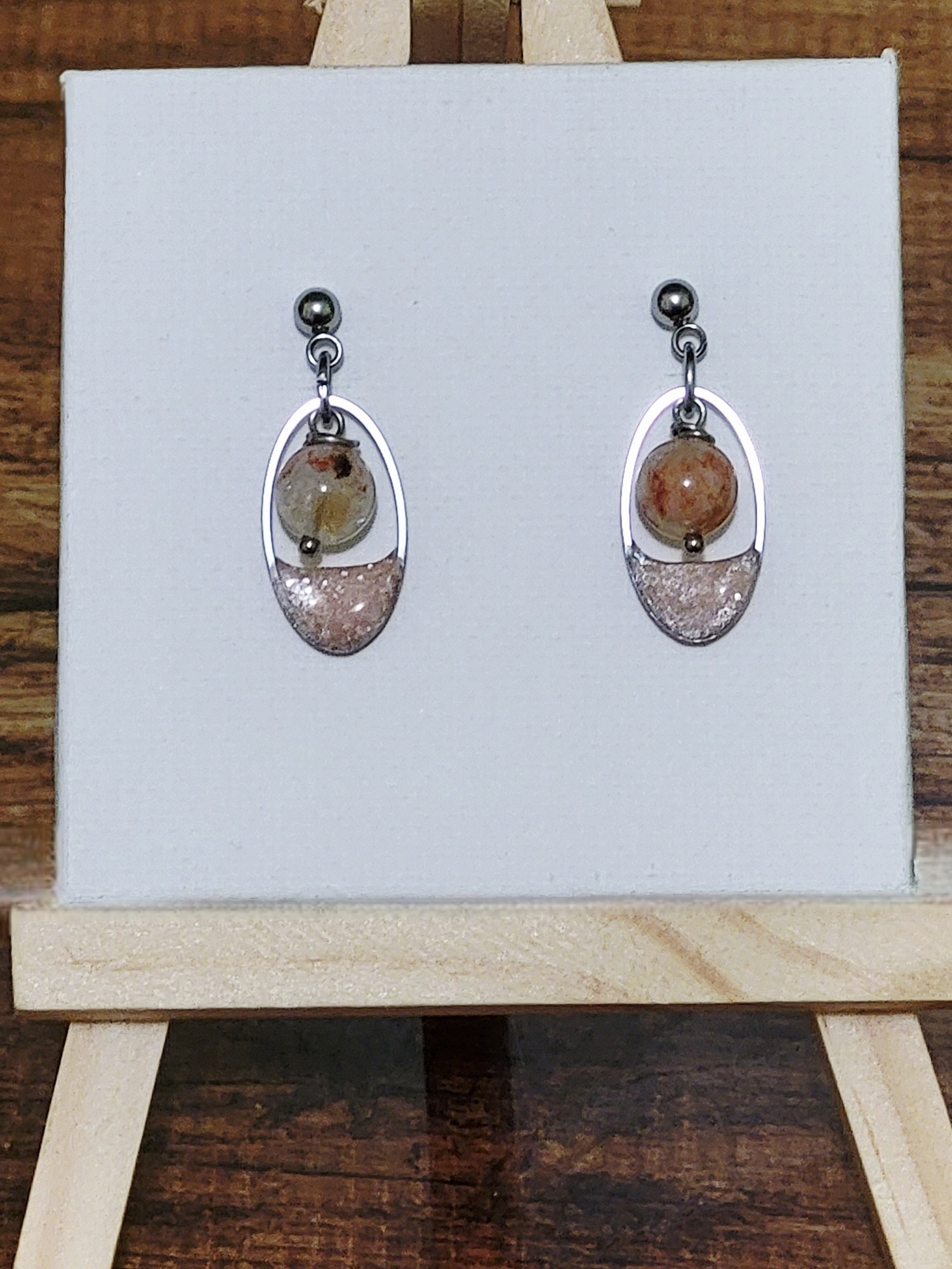 "Paire de boucles d'oreilles gouttes avec perles de citrine et résine pailletée en acier inoxydable, création Perle et Coquette."