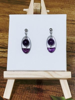 Boucles d’oreilles violettes en acier inoxydable argenté avec perle violette et résine pailletée – création artisanale Perle et Coquette