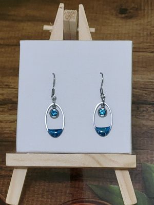 Boucles d’oreilles bleues en acier inoxydable avec résine pailletée et cristal bleu – création artisanale Perle et Coquette
