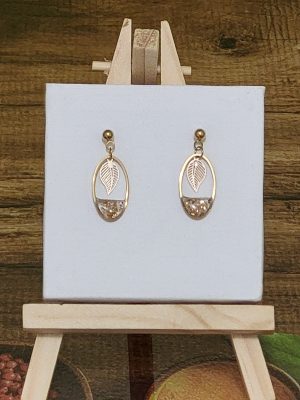 Boucles d’oreilles feuille dorée en acier inoxydable doré avec résine champagne pailletée – création artisanale Perle et Coquette