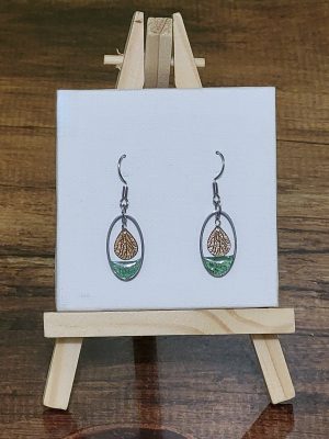 Boucles d’oreilles “Feuille Enchantée” en acier inoxydable avec feuille dorée et résine verte scintillante