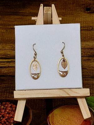 Boucles d’oreilles feuille dorée en acier inoxydable doré avec résine champagne pailletée – création artisanale Perle et Coquette