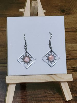 Boucles d’oreilles soleil en acier inoxydable et résine rose pailletée